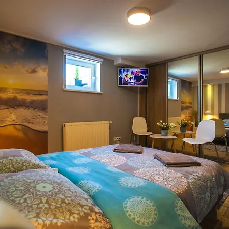 Miodowa Near By The - Orlowo شقة *