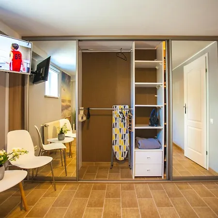 Miodowa Near By The - Orlowo شقة *