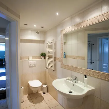 Miodowa Near By The - Orlowo شقة