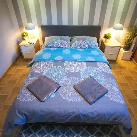 Miodowa Near By The - Orlowo شقة